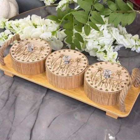 مضيفة ثلاث علب دائرية بغطاء خشبي مزخرف